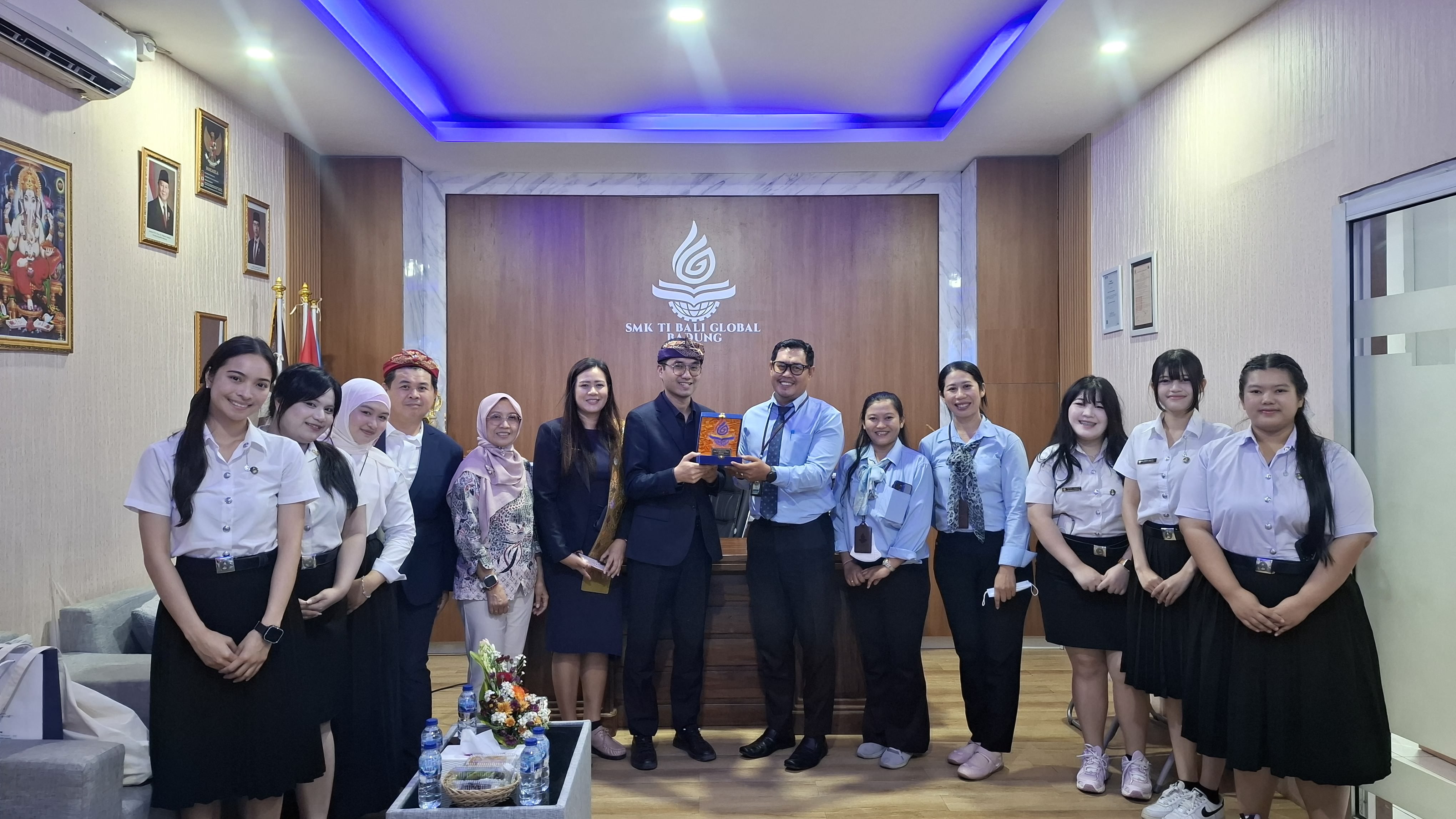 Enam Mahasiswa VRU Thailand Hadir sebagai Guru Tamu di SMK TI Bali Global Badung, Perkuat Pembelajaran Bahasa Inggris
